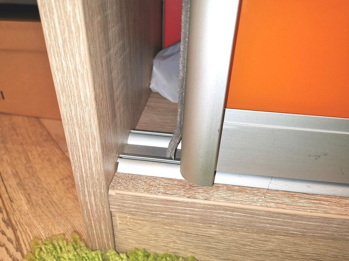 Щеточный уплотнитель для шкафа-купе